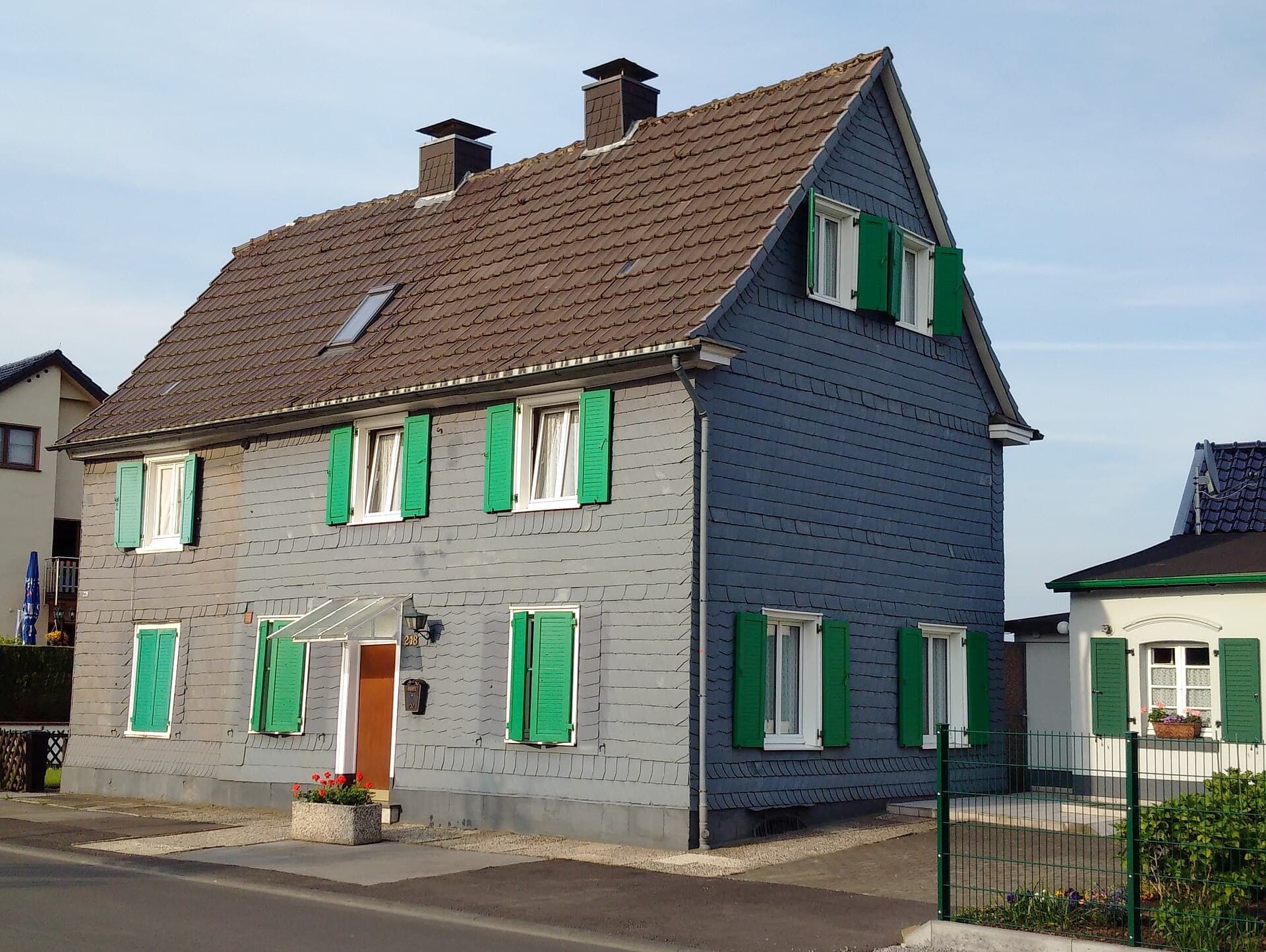Freistehendes Einfamilienhaus mit verschieferter Fassade